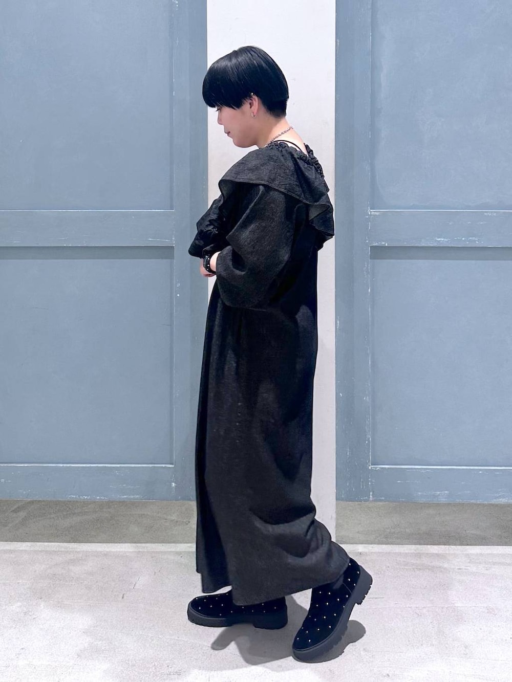 シルバー系のショルダーバッグ、その他のブーツ、ブラック系のワンピースを着用したレディースの秋コーディネートの3枚目の写真