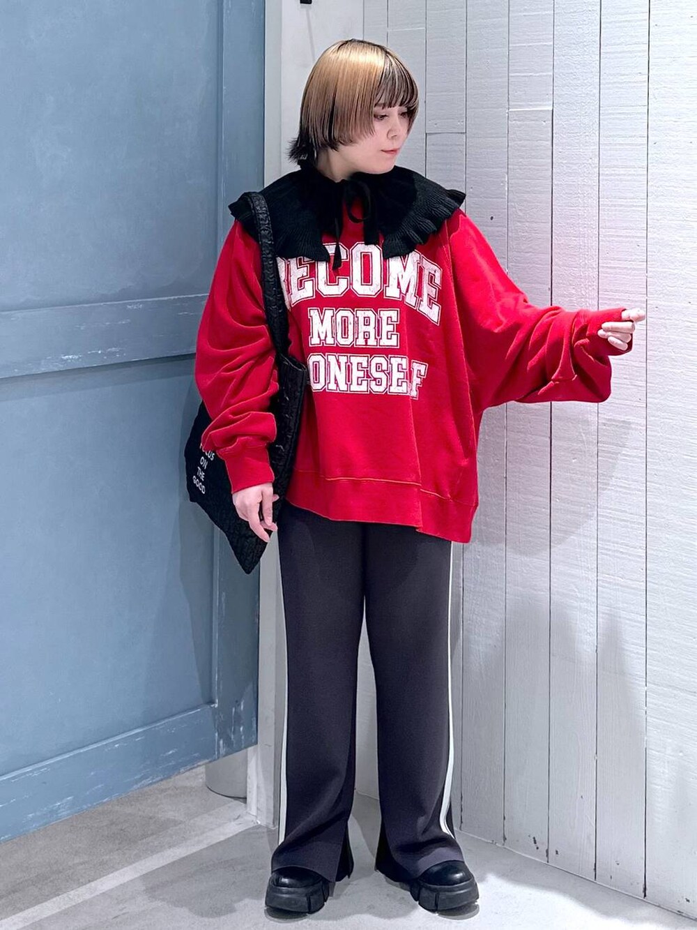 ブラック系のブーツ、ブラック系のトートバッグ、グレー系のその他パンツを着用したレディースの秋コーディネートの6枚目の写真