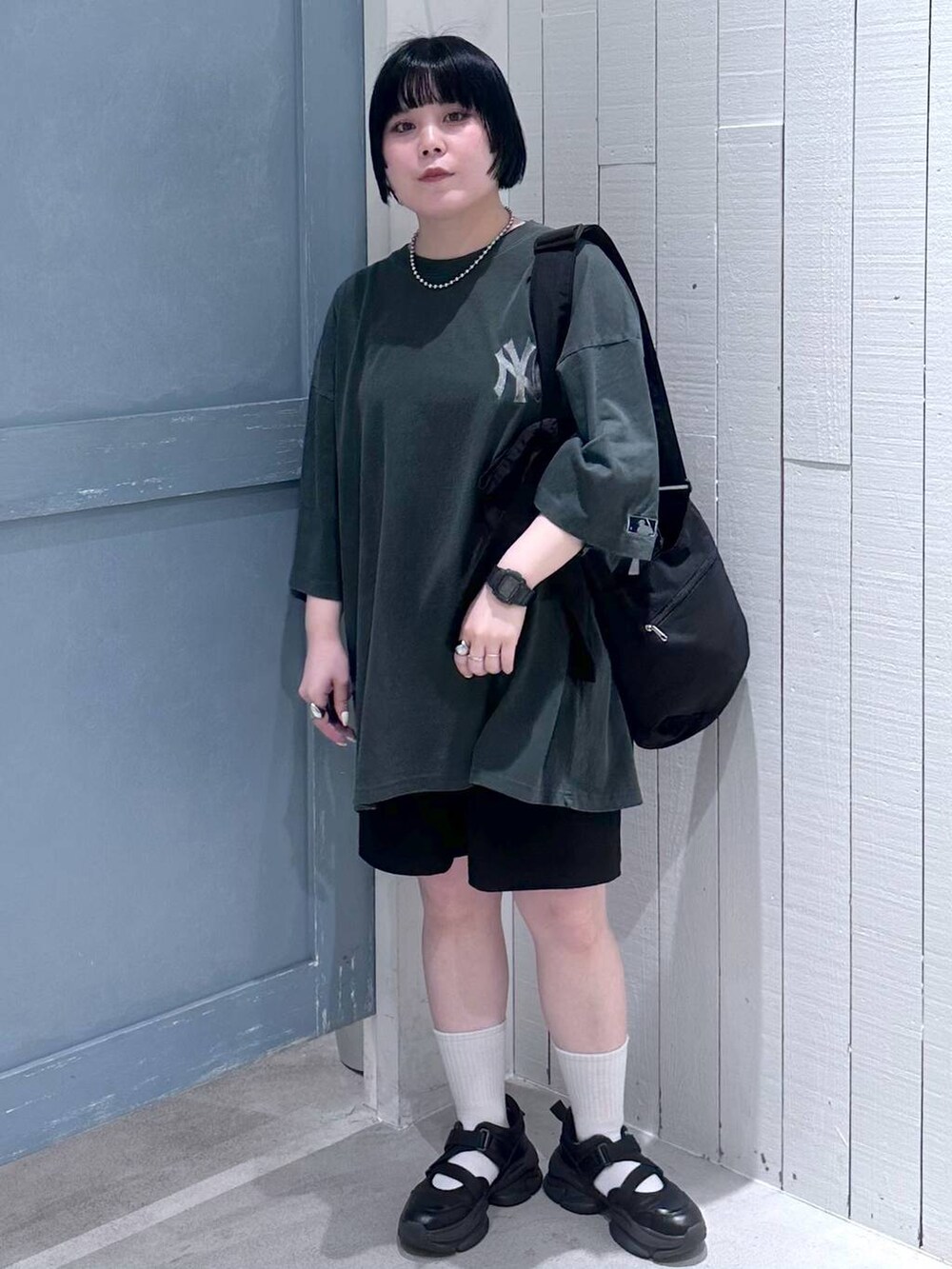 ブラック系のサンダル、ブラック系のショルダーバッグ、ブラック系のその他パンツを着用したレディースの夏コーディネートの3枚目の写真