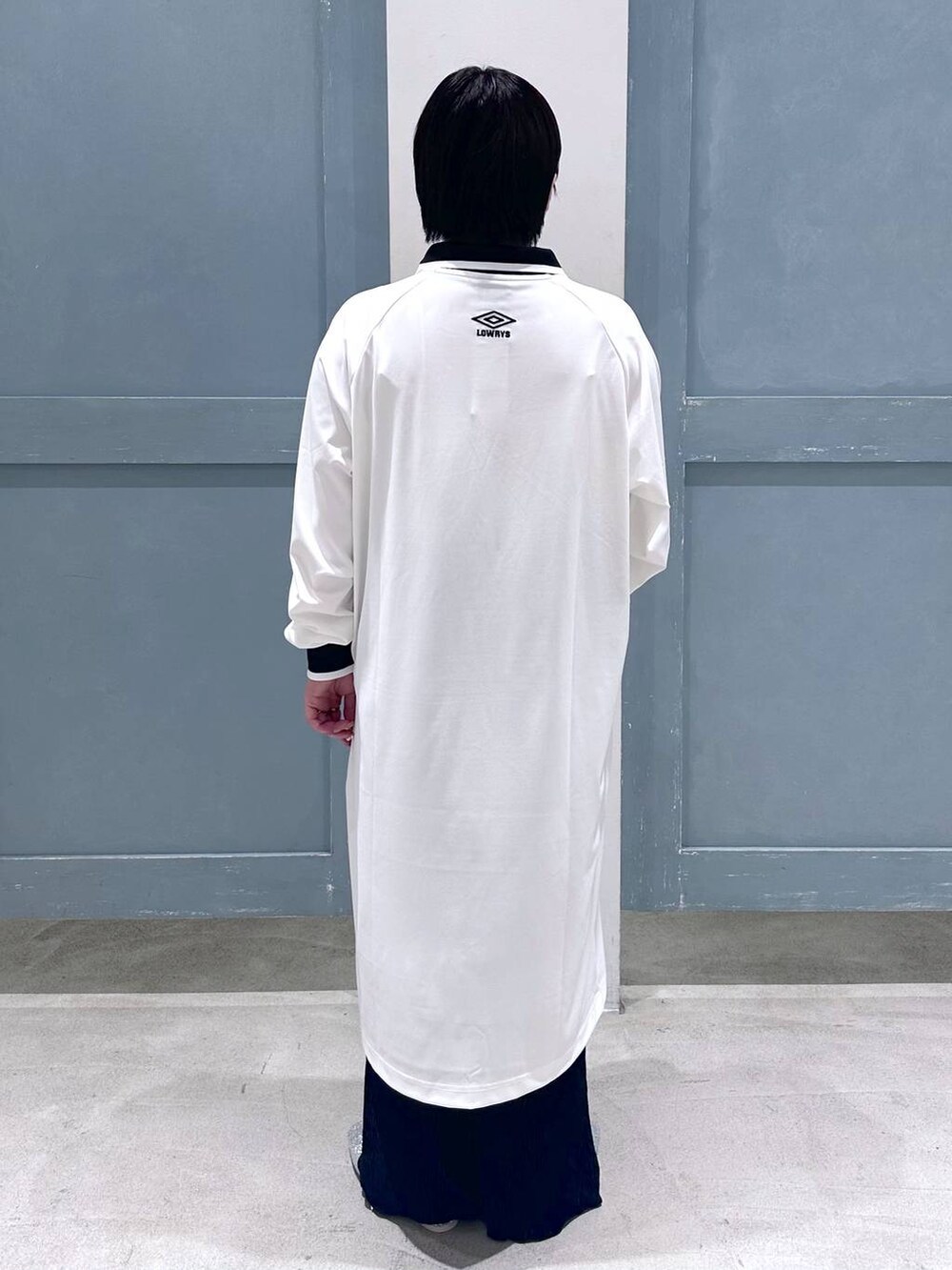 ブラック系のスラックス、シルバー系のショルダーバッグ、シルバー系のパンプスを着用したレディースの秋コーディネートの4枚目の写真