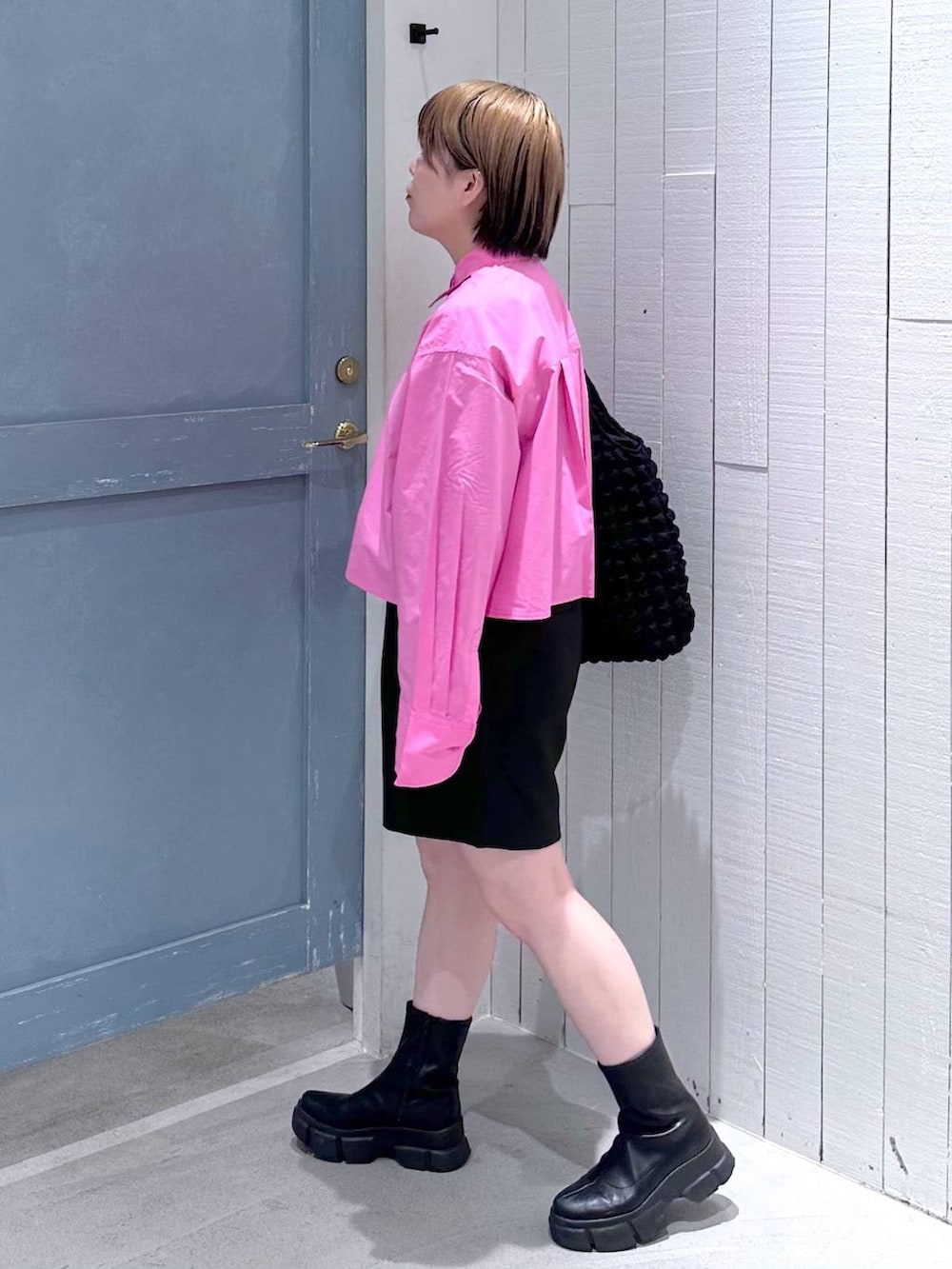 ブラック系のショルダーバッグ、ブラック系のブーツ、ピンク系のシャツ/ブラウスを着用したレディースの秋コーディネートの4枚目の写真