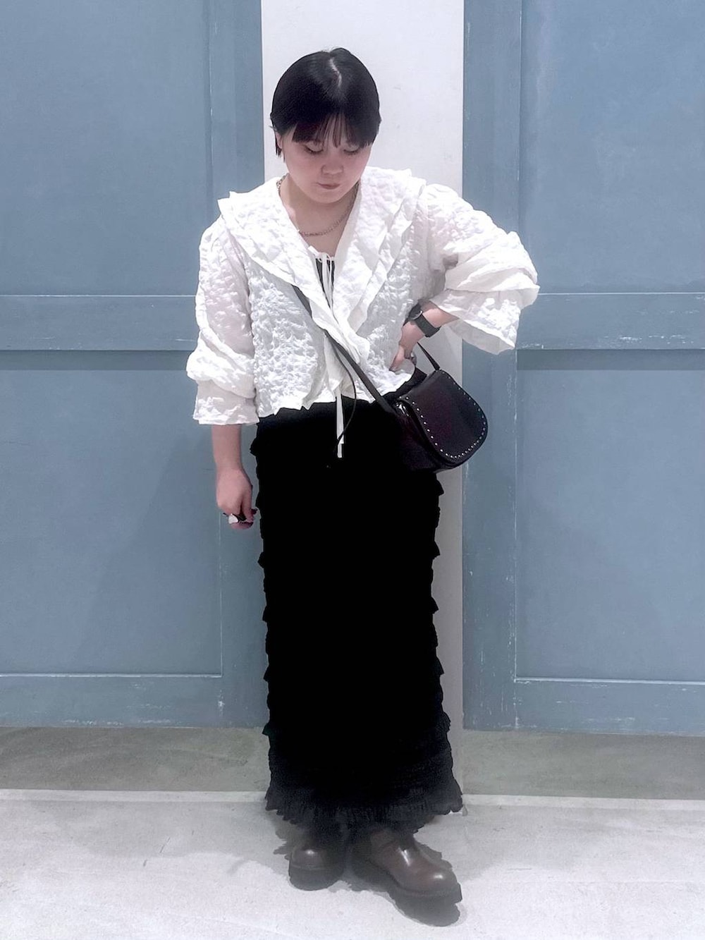 ホワイト系のシャツ/ブラウス、ブラウン系のショルダーバッグ、ブラウン系のブーツを着用したレディースの秋コーディネートの2枚目の写真