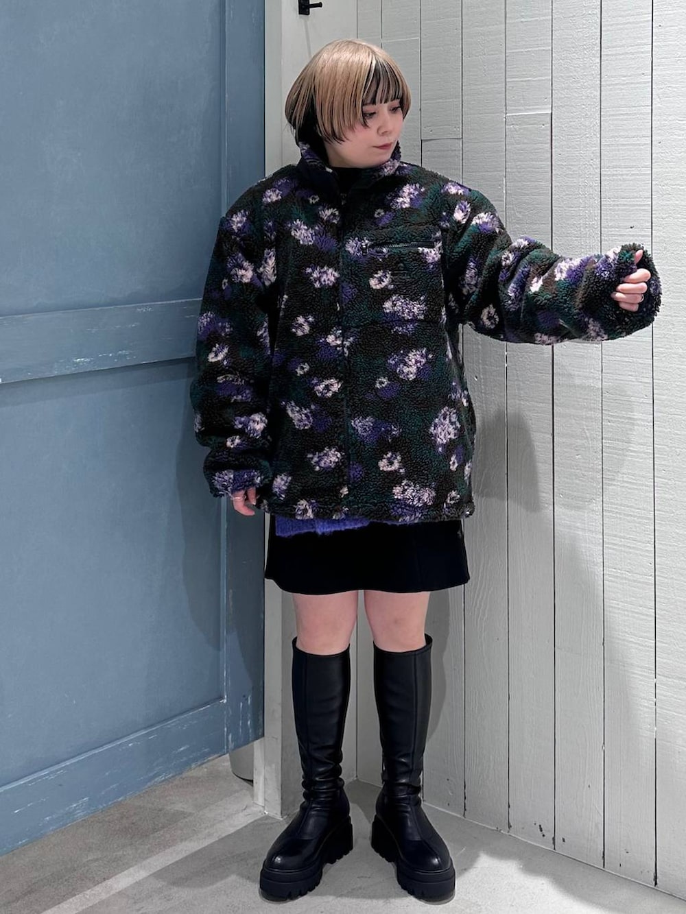 ブラック系のその他パンツ、ブラック系のブーツ、その他のブルゾンを着用したレディースの秋コーディネートの6枚目の写真