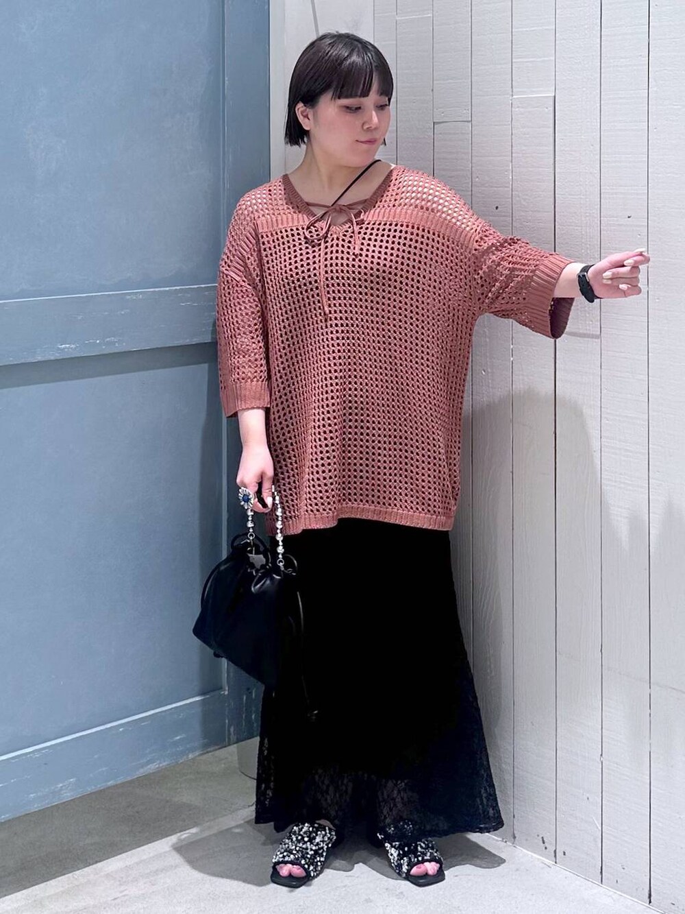 シルバー系のサンダル、ブラック系のショルダーバッグ、ブラック系のキャミソールを着用したレディースの夏コーディネートの5枚目の写真