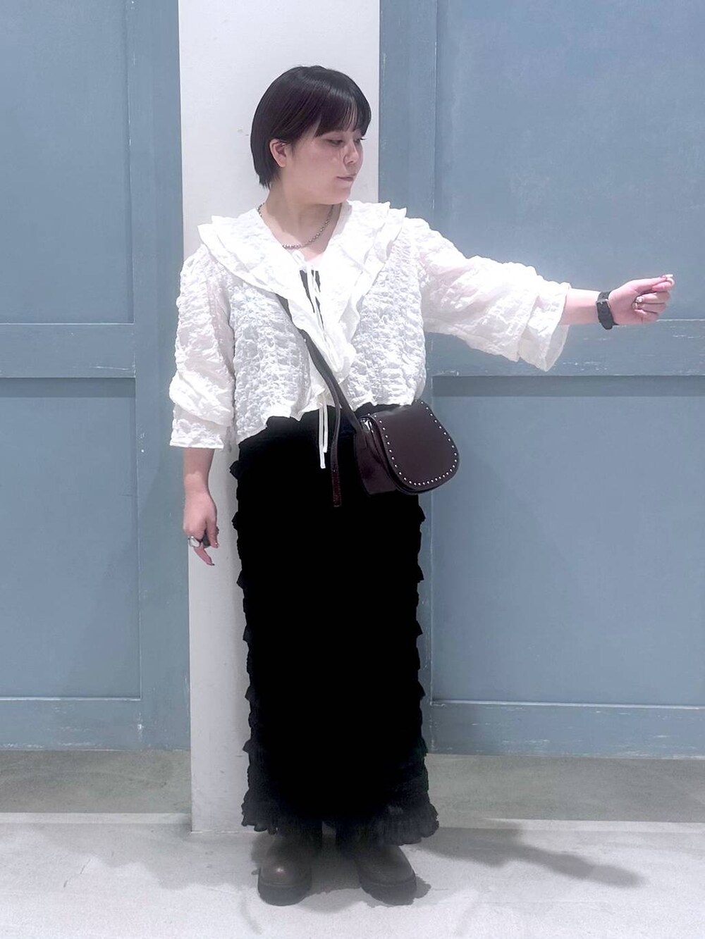 ホワイト系のシャツ/ブラウス、ブラウン系のショルダーバッグ、ブラウン系のブーツを着用したレディースの秋コーディネートの5枚目の写真