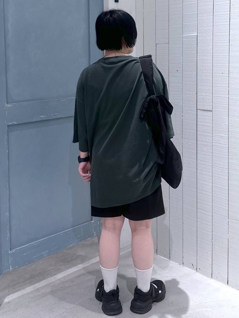 ブラック系のサンダル、ブラック系のショルダーバッグ、ブラック系のその他パンツを着用したレディースの夏コーディネートの5枚目の写真