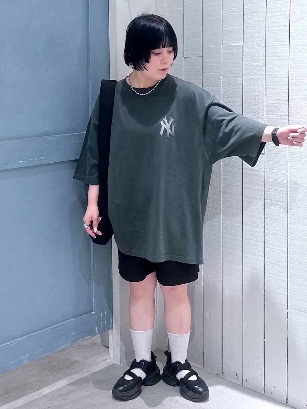 ブラック系のサンダル、ブラック系のショルダーバッグ、ブラック系のその他パンツを着用したレディースの夏コーディネートの6枚目の写真