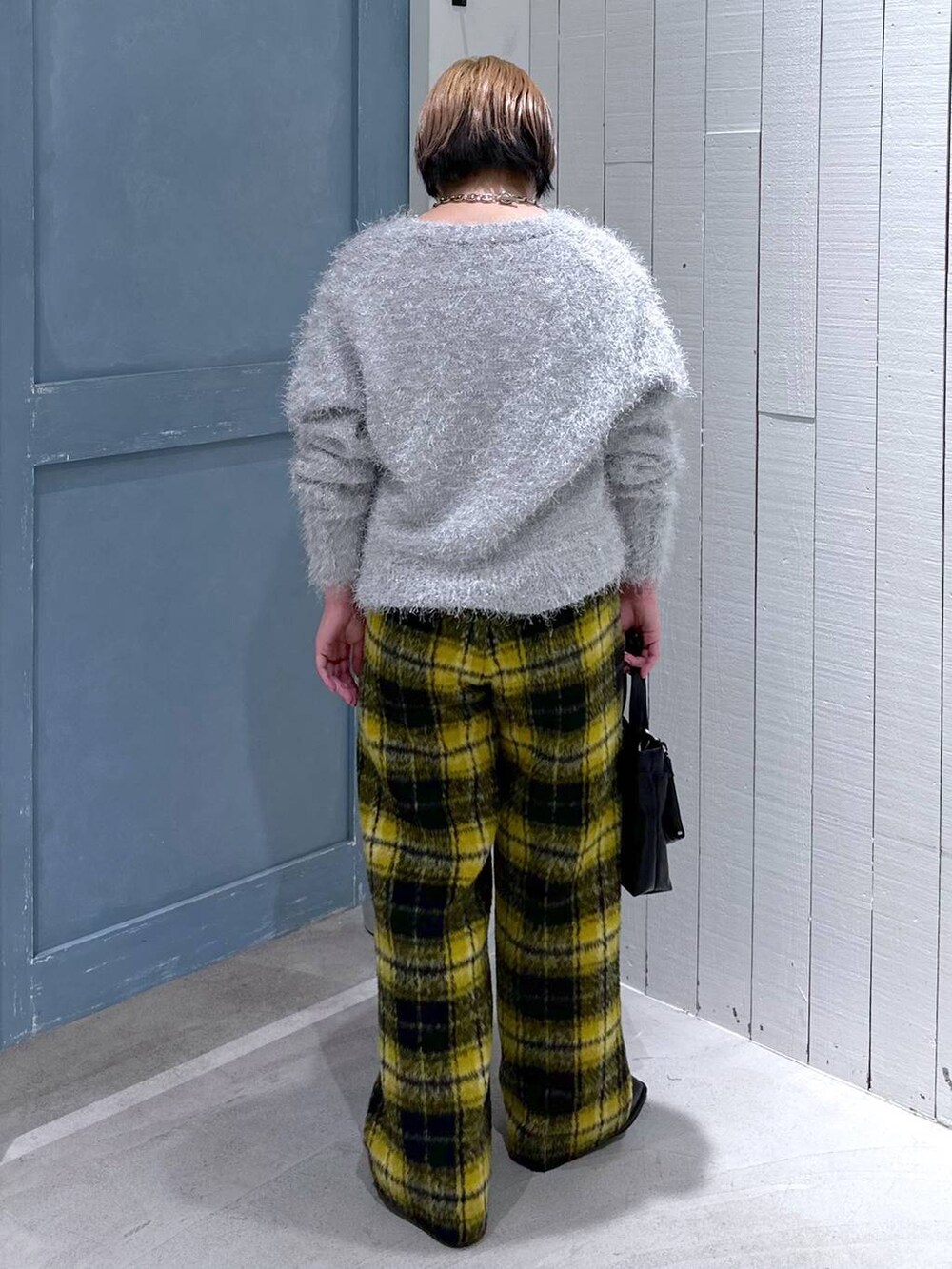 ホワイト系のキャミソール、イエロー系のその他パンツ、ブラック系のパンプスを着用したレディースの秋コーディネートの5枚目の写真