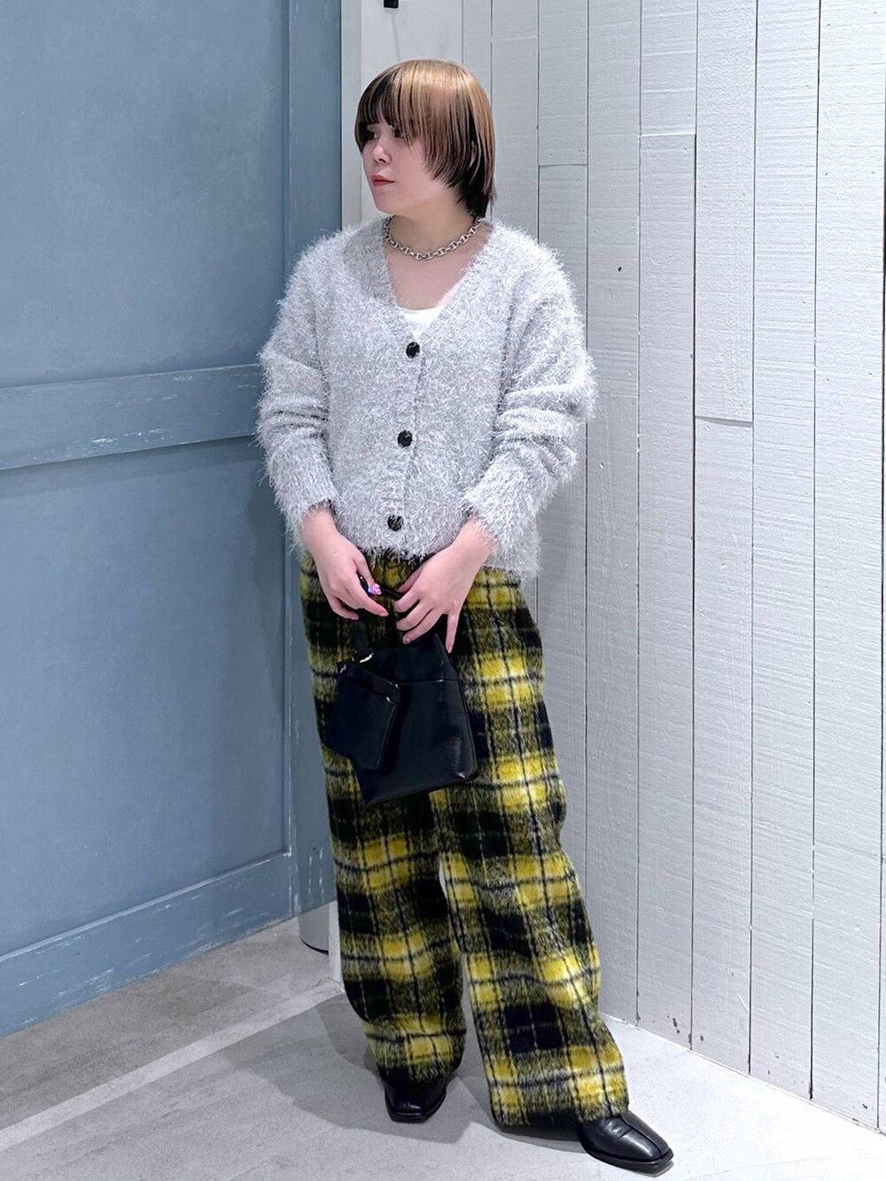 ホワイト系のキャミソール、イエロー系のその他パンツ、ブラック系のパンプスを着用したレディースの秋コーディネートの2枚目の写真