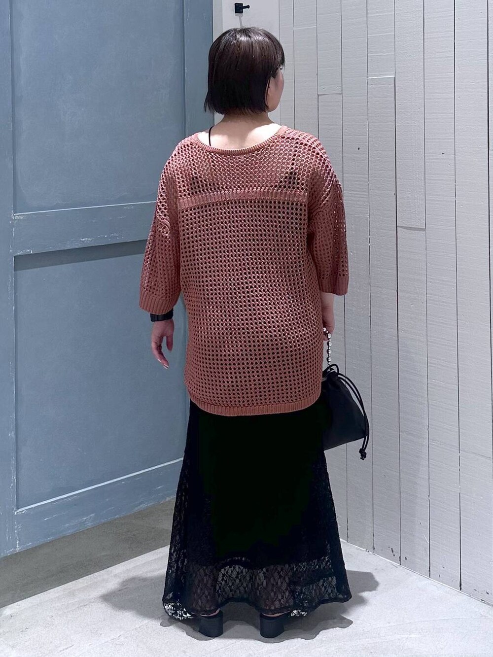 シルバー系のサンダル、ブラック系のショルダーバッグ、ブラック系のキャミソールを着用したレディースの夏コーディネートの4枚目の写真