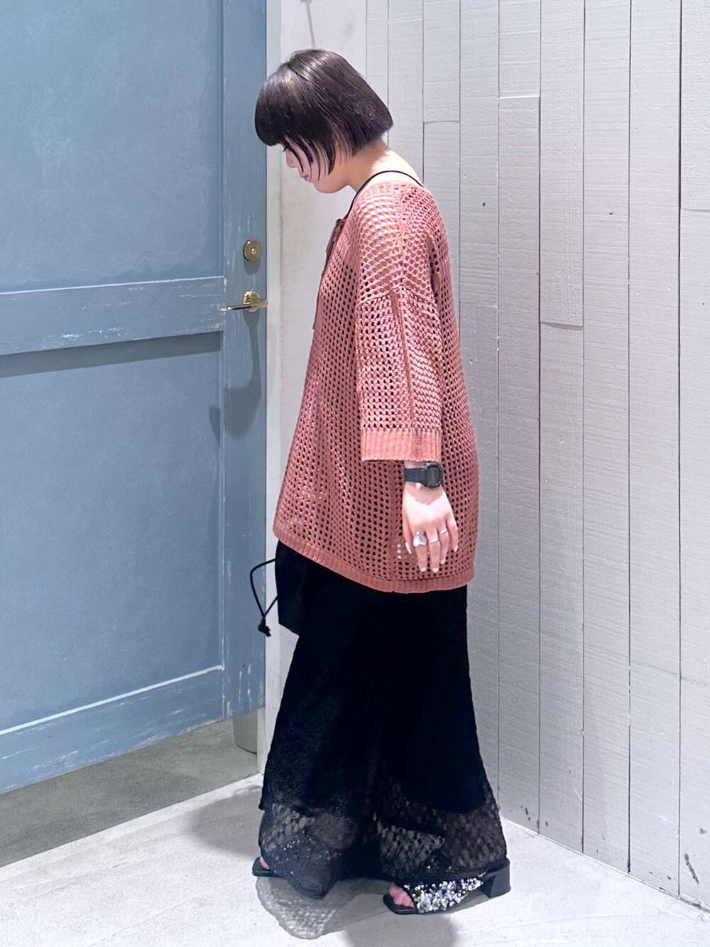 シルバー系のサンダル、ブラック系のショルダーバッグ、ブラック系のキャミソールを着用したレディースの夏コーディネートの3枚目の写真