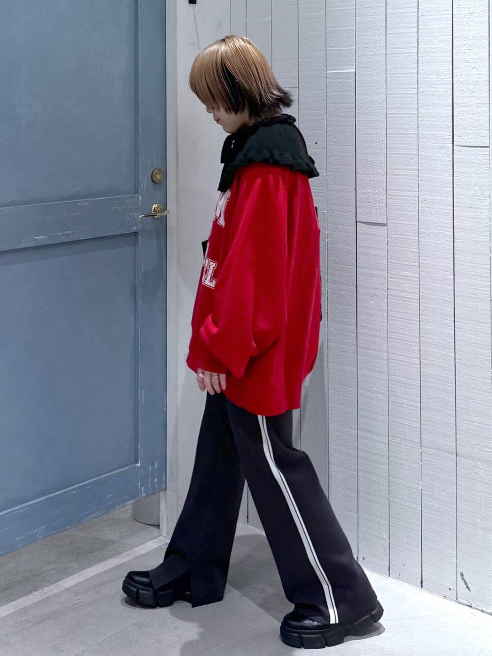 ブラック系のブーツ、ブラック系のトートバッグ、グレー系のその他パンツを着用したレディースの秋コーディネートの4枚目の写真