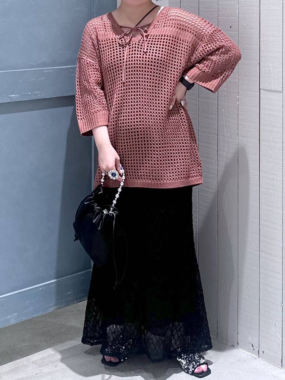 シルバー系のサンダル、ブラック系のショルダーバッグ、ブラック系のキャミソールを着用したレディースの夏コーディネートの2枚目の写真