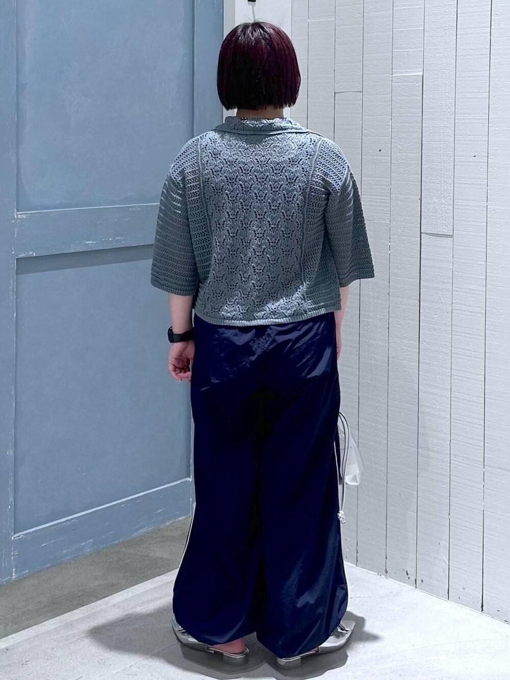 シルバー系のパンプス、ブラック系のタンクトップ、シルバー系のショルダーバッグを着用したレディースの夏コーディネートの4枚目の写真