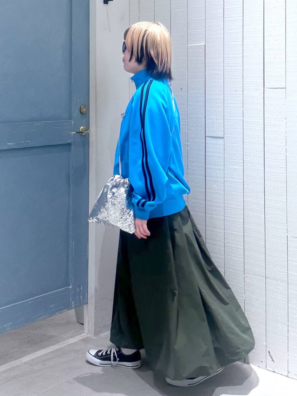 シルバー系のハンドバッグ、グリーン系のワンピース、ブルー系のTシャツ/カットソーを着用したレディースの秋コーディネートの4枚目の写真