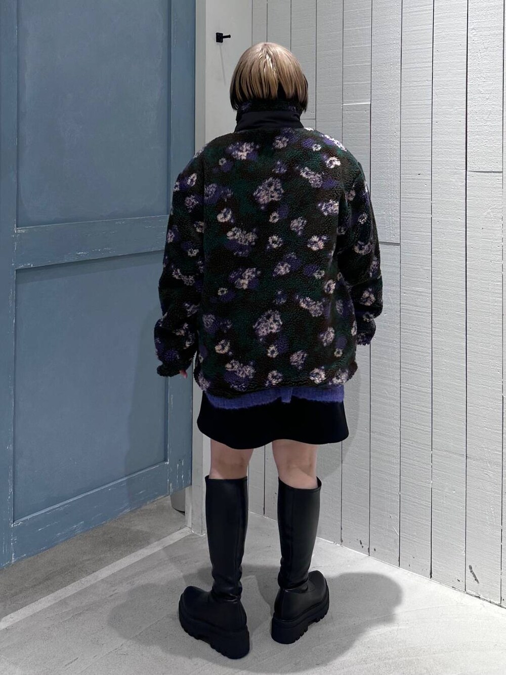 ブラック系のその他パンツ、ブラック系のブーツ、その他のブルゾンを着用したレディースの秋コーディネートの5枚目の写真