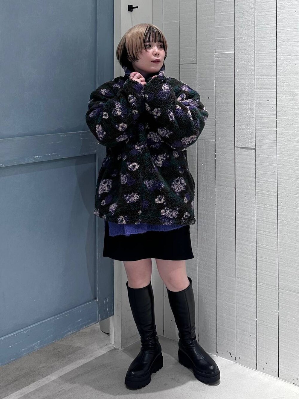 ブラック系のその他パンツ、ブラック系のブーツ、その他のブルゾンを着用したレディースの秋コーディネートの3枚目の写真