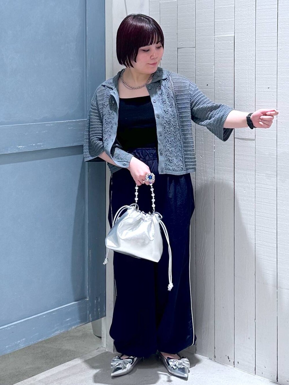 シルバー系のパンプス、ブラック系のタンクトップ、シルバー系のショルダーバッグを着用したレディースの夏コーディネートの5枚目の写真