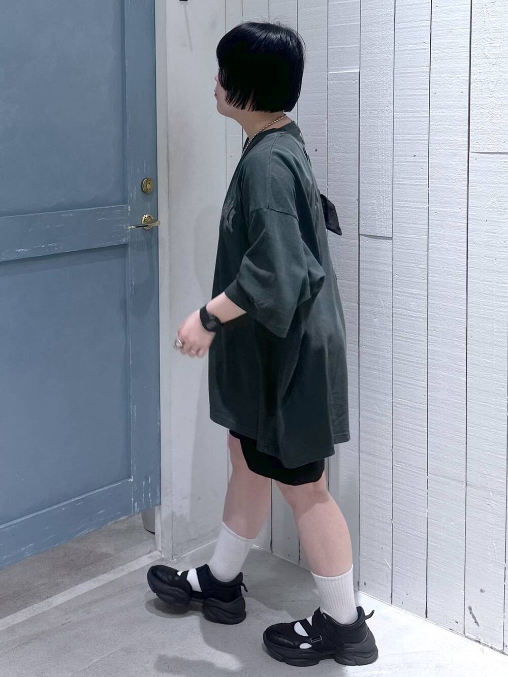 ブラック系のサンダル、ブラック系のショルダーバッグ、ブラック系のその他パンツを着用したレディースの夏コーディネートの4枚目の写真