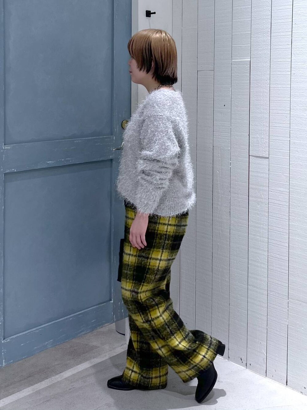 ホワイト系のキャミソール、イエロー系のその他パンツ、ブラック系のパンプスを着用したレディースの秋コーディネートの4枚目の写真