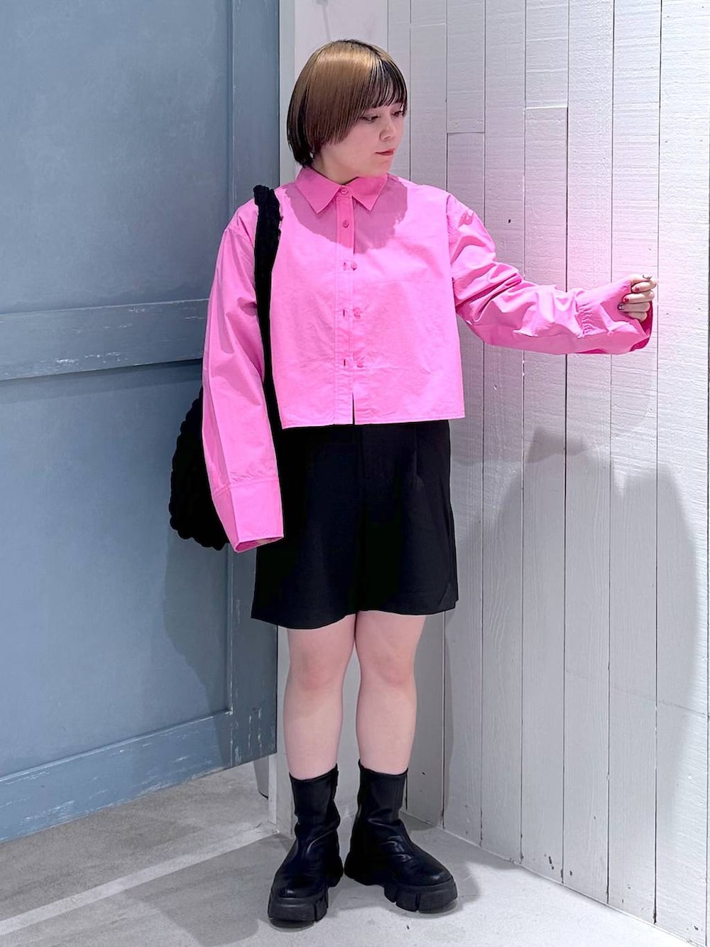 ブラック系のショルダーバッグ、ブラック系のブーツ、ピンク系のシャツ/ブラウスを着用したレディースの秋コーディネートの6枚目の写真