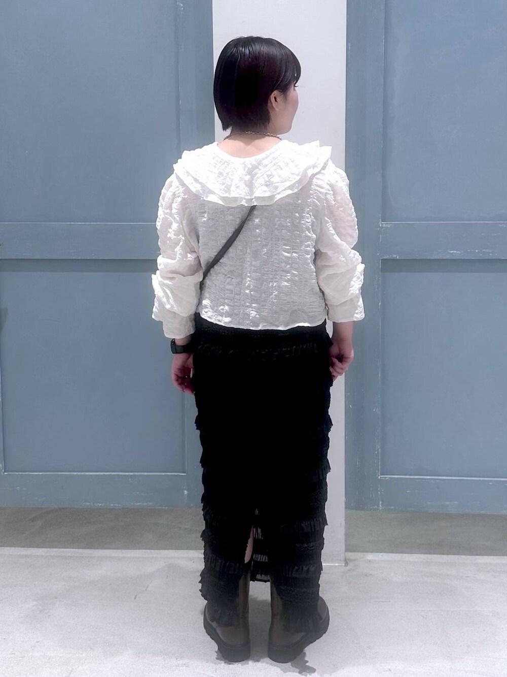 ホワイト系のシャツ/ブラウス、ブラウン系のショルダーバッグ、ブラウン系のブーツを着用したレディースの秋コーディネートの4枚目の写真