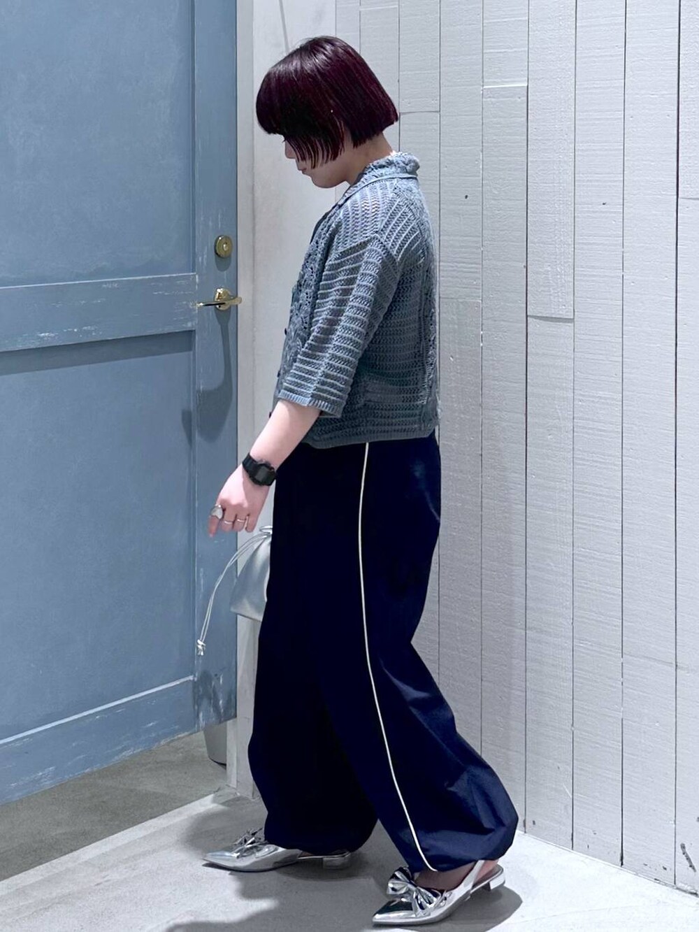 シルバー系のパンプス、ブラック系のタンクトップ、シルバー系のショルダーバッグを着用したレディースの夏コーディネートの3枚目の写真