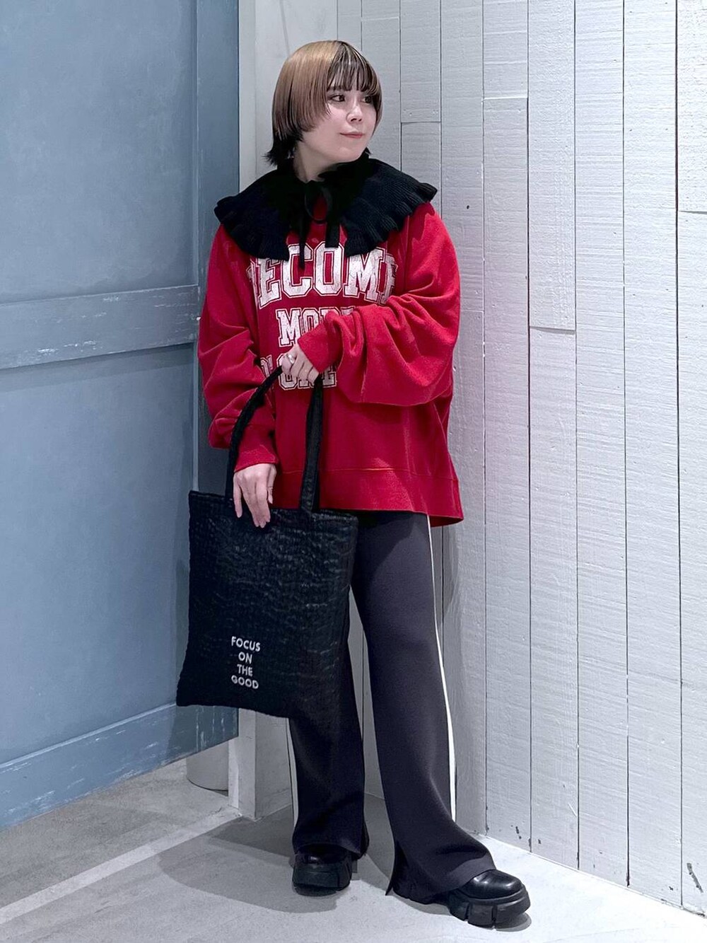 ブラック系のブーツ、ブラック系のトートバッグ、グレー系のその他パンツを着用したレディースの秋コーディネートの2枚目の写真