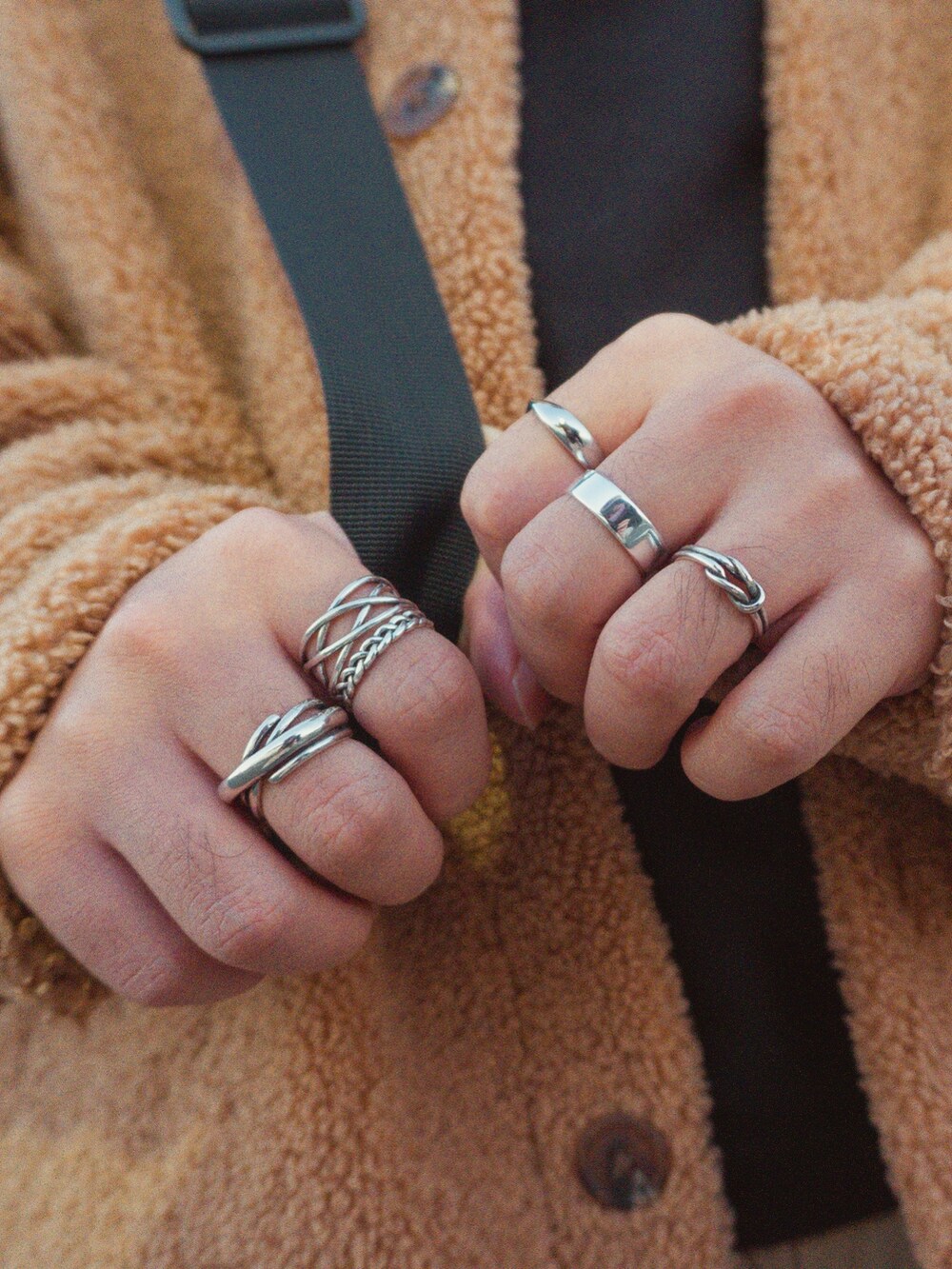 ベージュ系のジャケット/アウター、ブラック系のTシャツ/カットソー、ブラック系のメッセンジャーバッグを着用したメンズの冬コーディネートの2枚目の写真