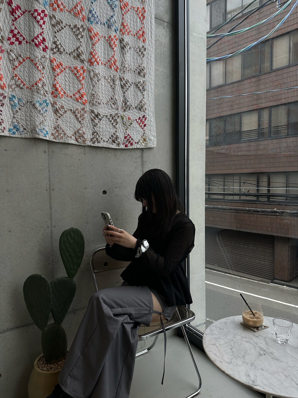 グレー系のパンツ、ブラック系のその他トップス、ブラック系のキャミソールを着用したレディースの春コーディネートの3枚目の写真