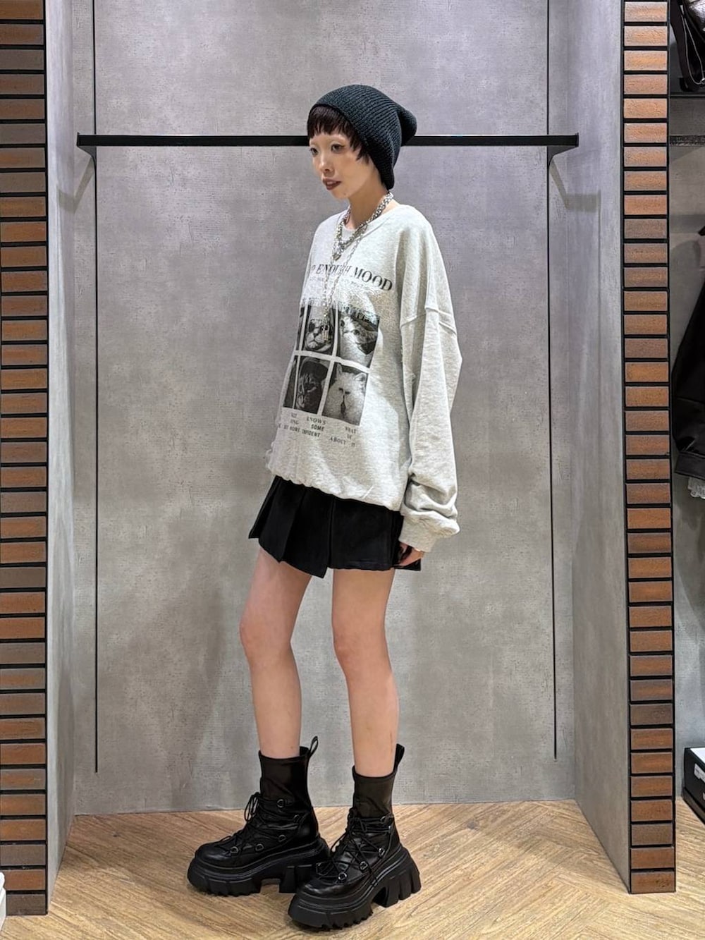 ブラック系のブーツ、ブラック系のその他パンツ、グレー系のスウェットを着用したレディースの秋コーディネートの3枚目の写真