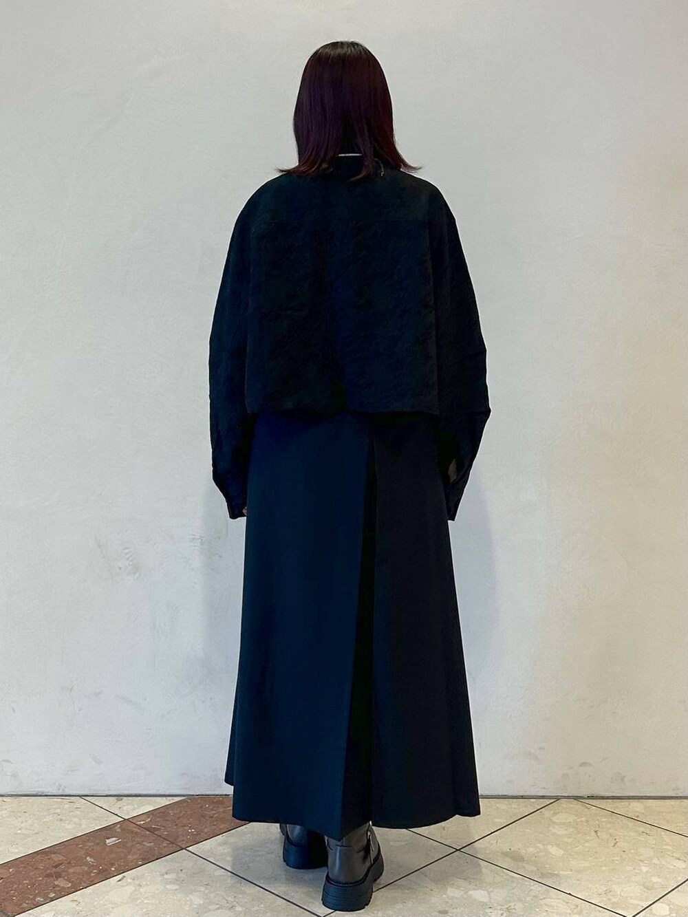 ブラック系のシャツ/ブラウス、ブラック系のスカート、グレー系のブーツを着用したレディースの冬コーディネートの4枚目の写真