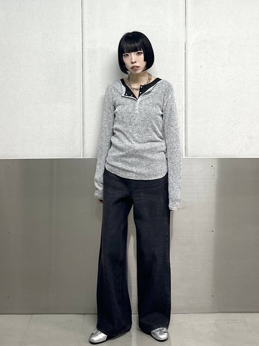 ブラック系のスラックス、ブラック系のTシャツ/カットソー、グレー系のTシャツ/カットソーを着用したレディースの春コーディネートの2枚目の写真