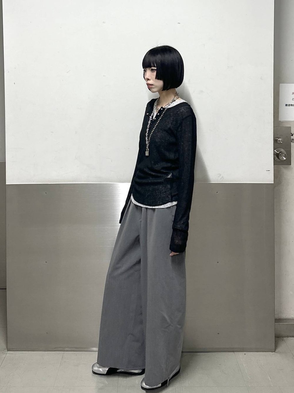 グレー系のスラックス、ブラック系のTシャツ/カットソー、グレー系のTシャツ/カットソーを着用したレディースの春コーディネートの4枚目の写真