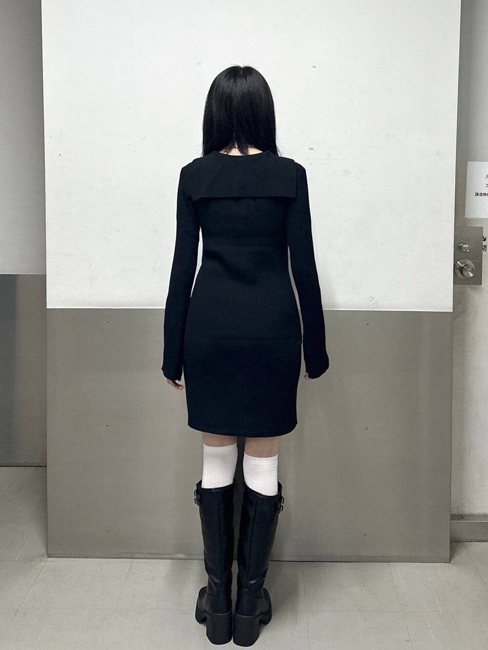 ブラック系のブーツ、ブラック系のワンピース、ブラック系のネックレスを着用したレディースの秋コーディネートの4枚目の写真