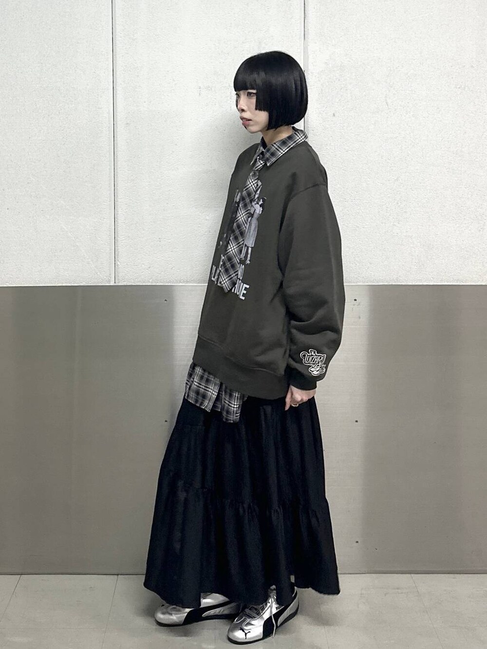 その他のシャツ/ブラウス、ブラック系のスカート、グレー系のスウェットを着用したレディースの春コーディネートの3枚目の写真