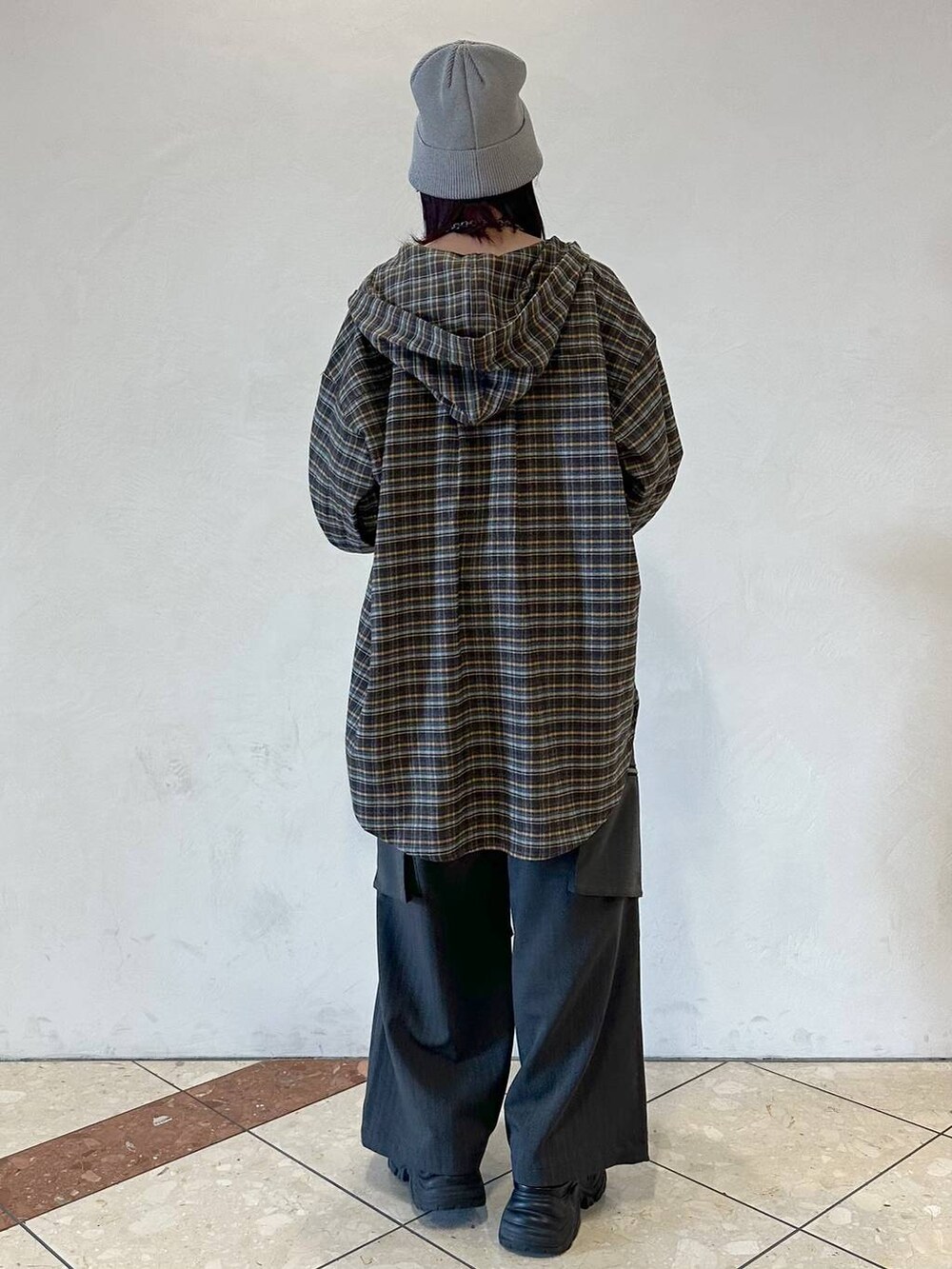 ブラック系のスニーカー、ブルー系のシャツ/ブラウス、ブラック系のネックレスを着用したレディースの冬コーディネートの4枚目の写真