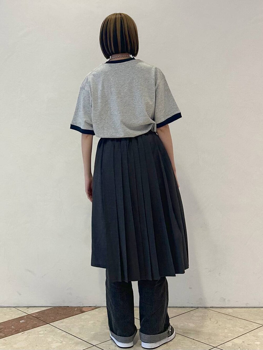 グレー系のスカート、ブラック系のデニムパンツ、グレー系のTシャツ/カットソーを着用したレディースの夏コーディネートの4枚目の写真