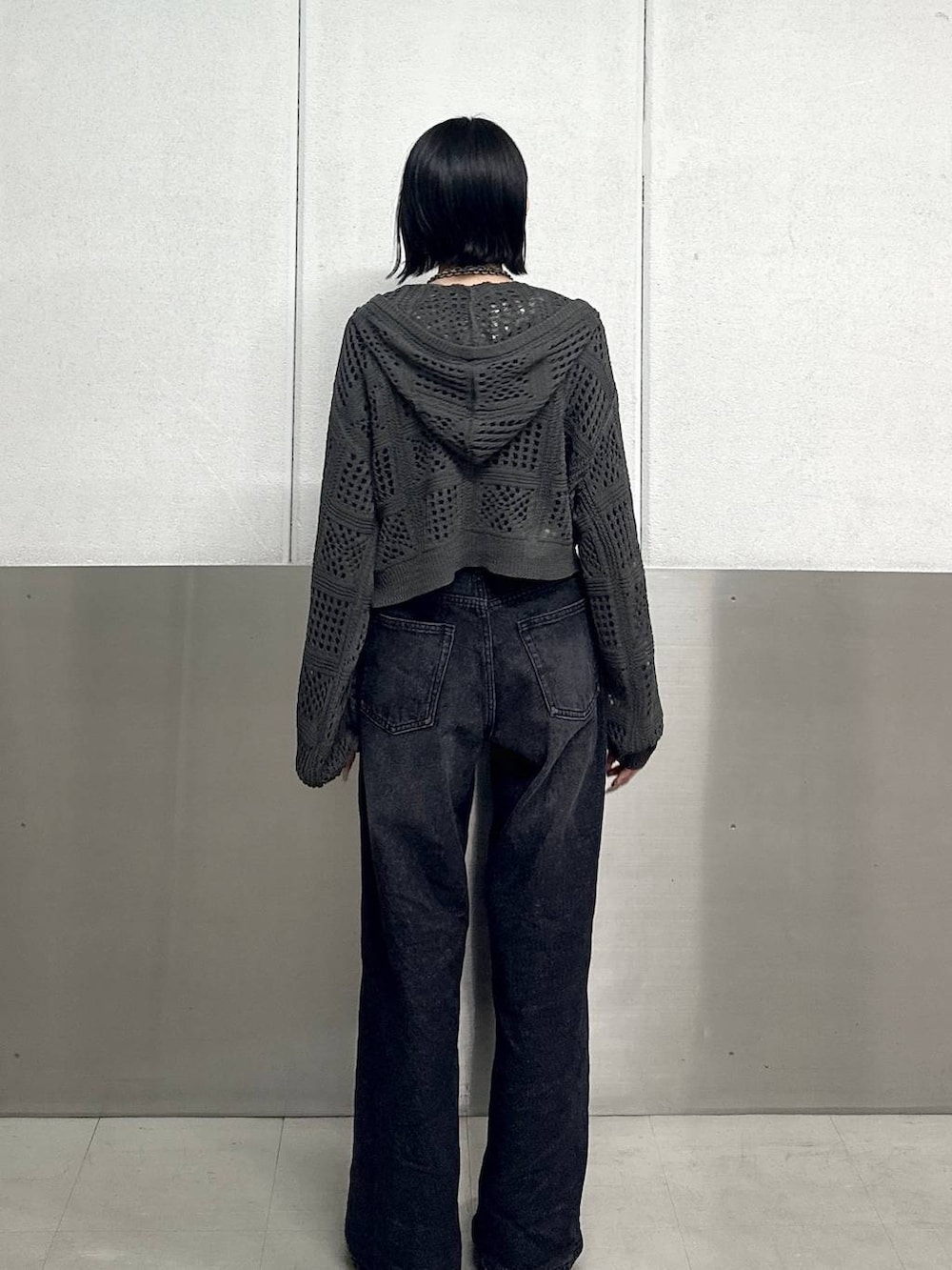 ブラック系のスラックス、ブラック系のTシャツ/カットソー、グレー系のパーカーを着用したレディースの春コーディネートの4枚目の写真