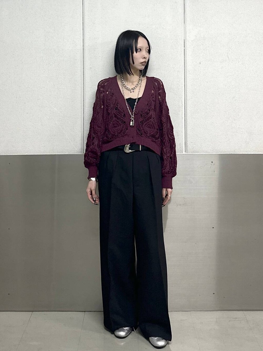 パープル系のカーディガン/ボレロ、ブラック系のスラックス、ブラック系のベルトを着用したレディースの春コーディネートの2枚目の写真