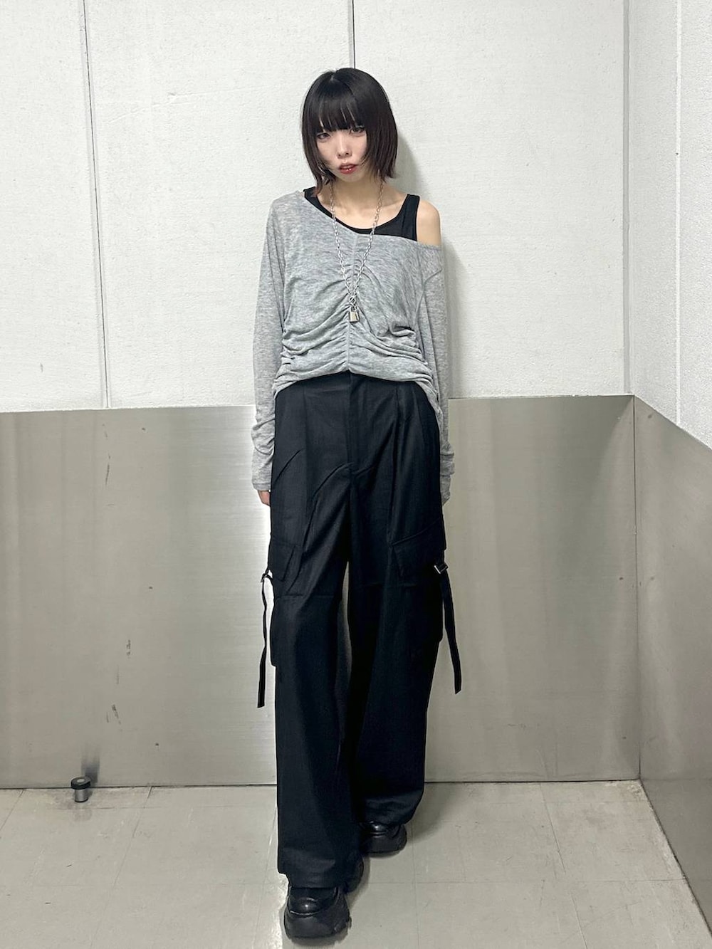 「韓国系、ストリート、女子ウケ、ワントーン、PAGEBOY、PBLIM、骨格ナチュラル_PAGEBOY、ブルベ夏_PAGEBOY、韓国ファッション、ブラックコーデ、新作、人気アイテムをチェック！、パンツ、秋コーデ、秋冬新作」｜「PAGEBOYのプラットチャンキースニーカー（スニーカー、ブラック系）」を使った、ｼﾐさん（レディース・161cm）の秋コーディネートの2枚目の写真