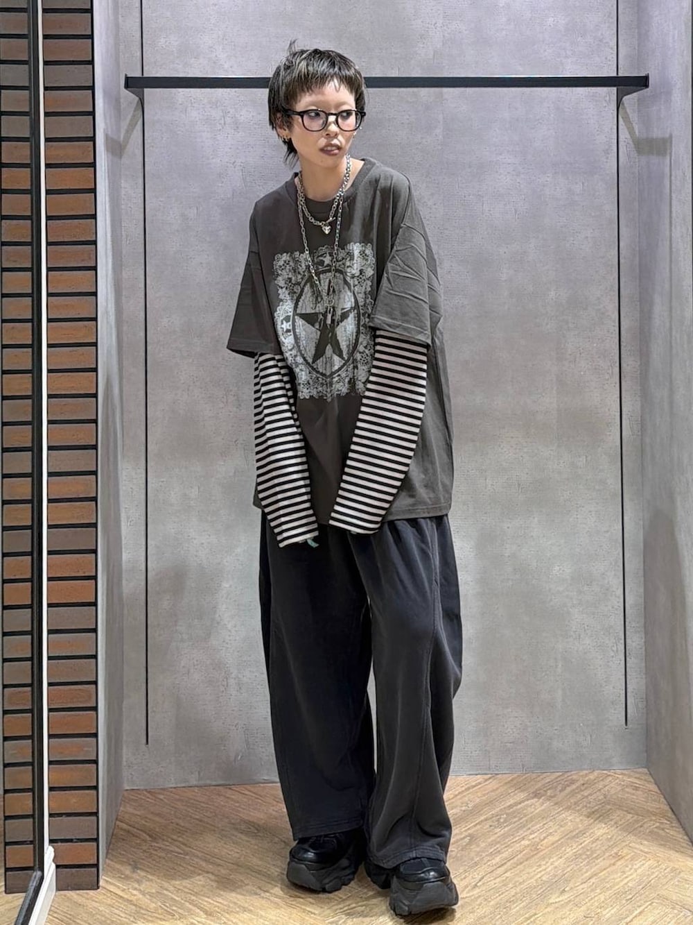 ブラック系のスウェットパンツ、ブラック系のスニーカー、グリーン系のTシャツ/カットソーを着用したレディースの夏コーディネートの2枚目の写真