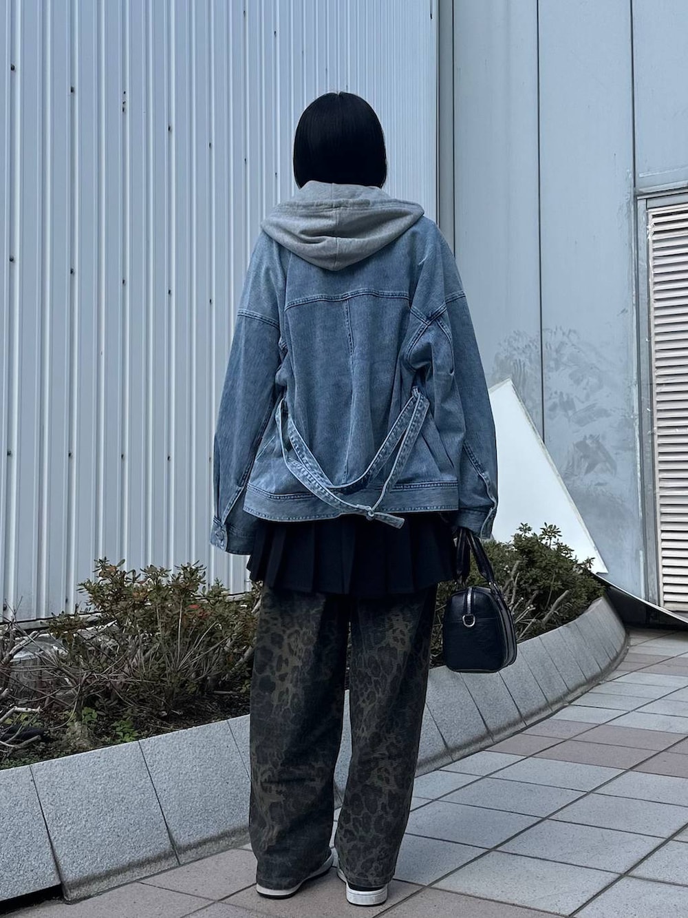 ブラック系のその他パンツ、グリーン系のデニムパンツ、ブルー系のブルゾンを着用したレディースの冬コーディネートの4枚目の写真