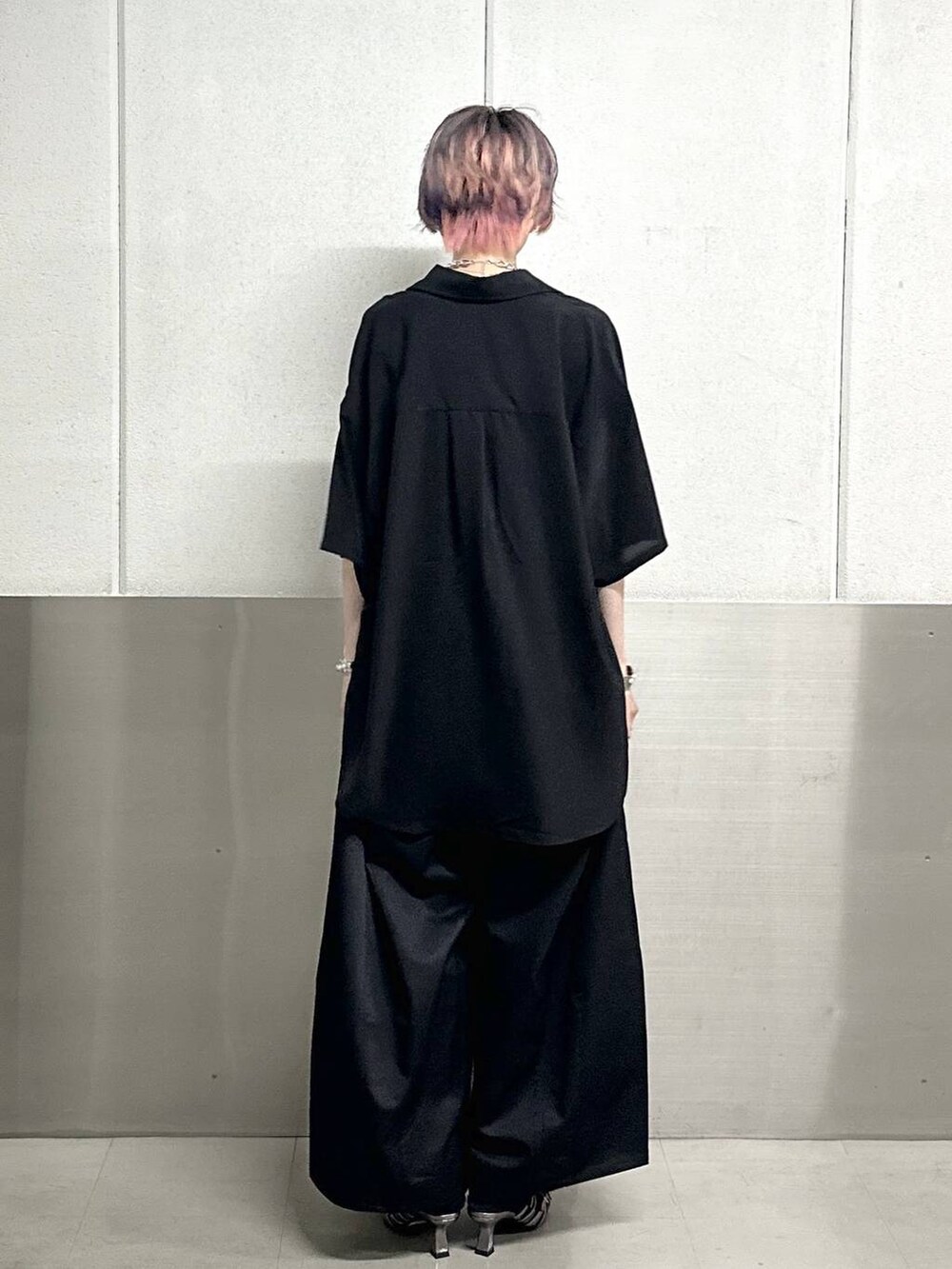 その他のサンダル、ブラック系のシャツ/ブラウス、ブラック系のチノパンツを着用したレディースの夏コーディネートの4枚目の写真