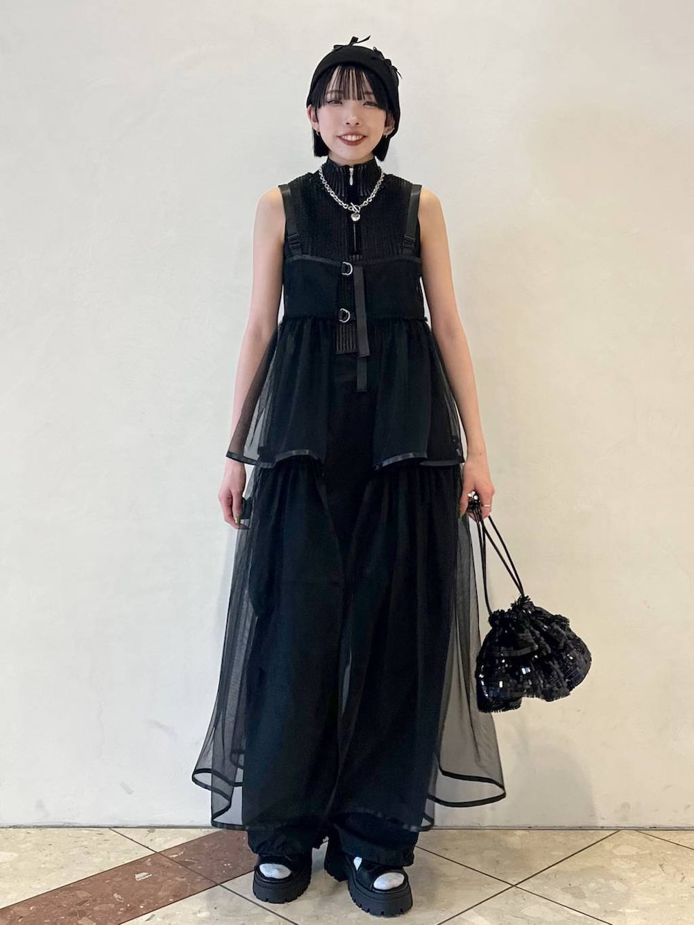 「女子会、差し色コーデ、韓国系、ラフ、PAGEBOY、骨格ナチュラル_PAGEBOY、イエベ秋_PAGEBOY、春コーデ、春服みてみて、ワンピース、タンクトップ、ワイドパンツ、レイヤードスタイル、モノトーン、ハンドバッグ」｜「PAGEBOYのレースアップブーツサンダル（サンダル、ブラック系）」を使った、ｼﾐさん（レディース・161cm）の春コーディネートの2枚目の写真