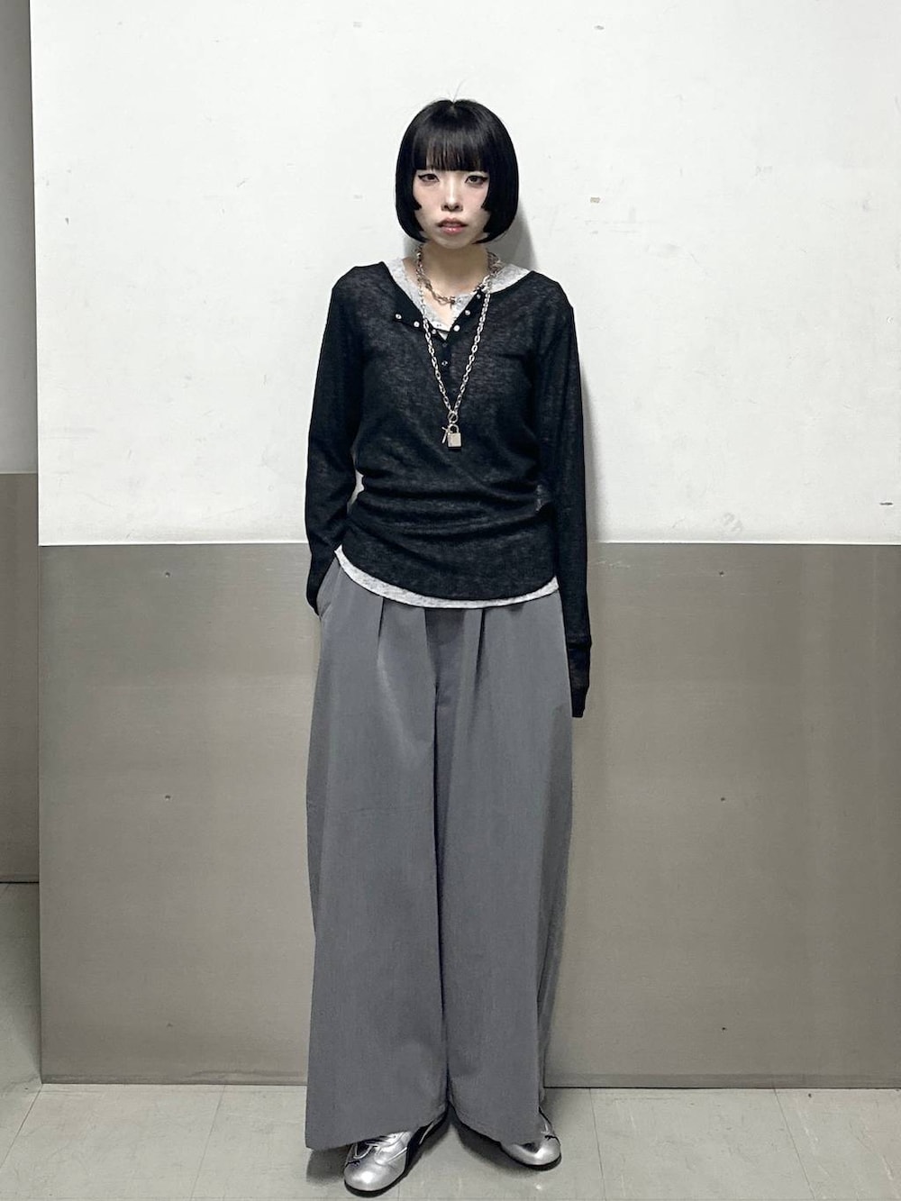 グレー系のスラックス、ブラック系のTシャツ/カットソー、グレー系のTシャツ/カットソーを着用したレディースの春コーディネートの2枚目の写真