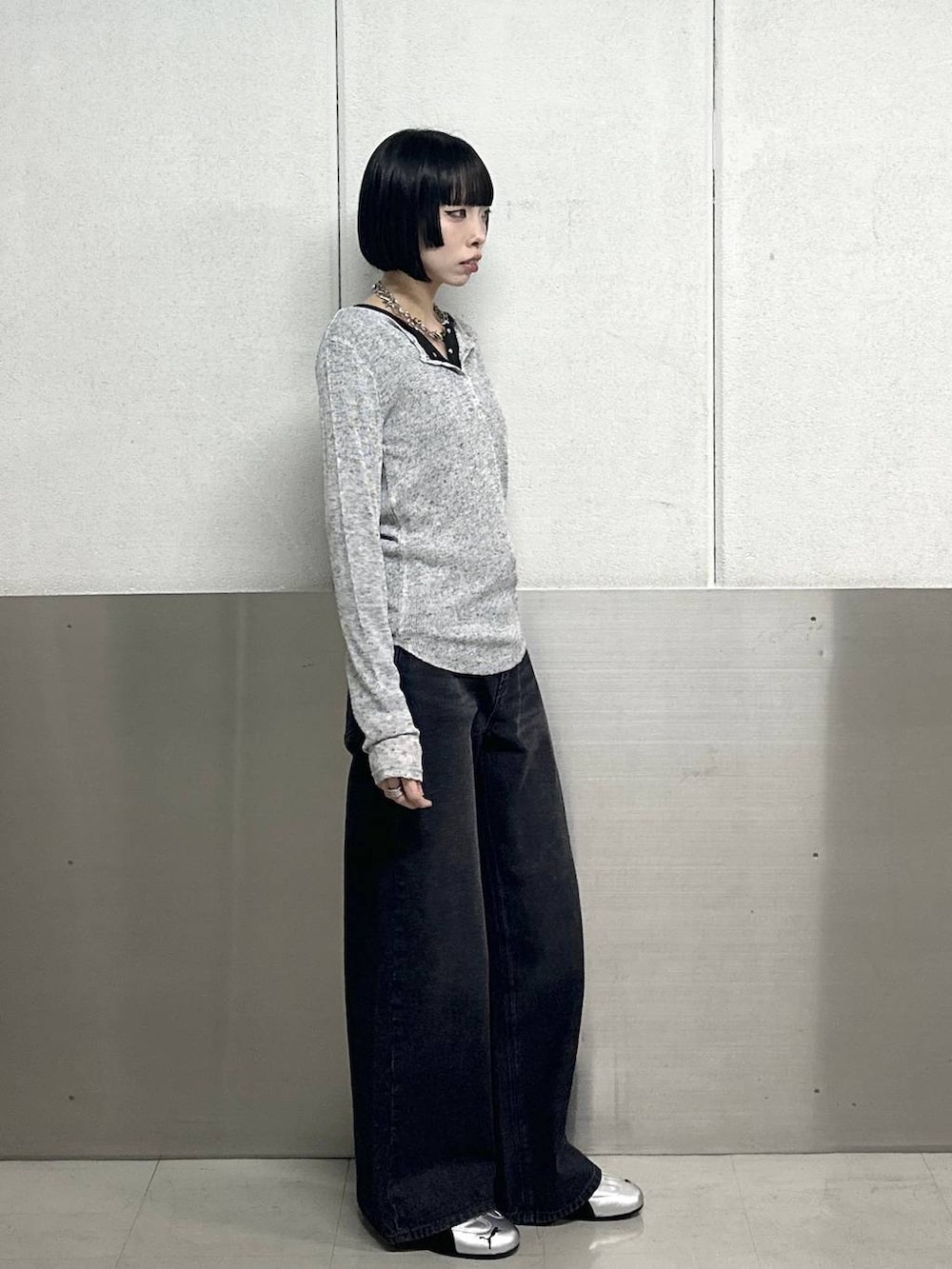 ブラック系のスラックス、ブラック系のTシャツ/カットソー、グレー系のTシャツ/カットソーを着用したレディースの春コーディネートの3枚目の写真