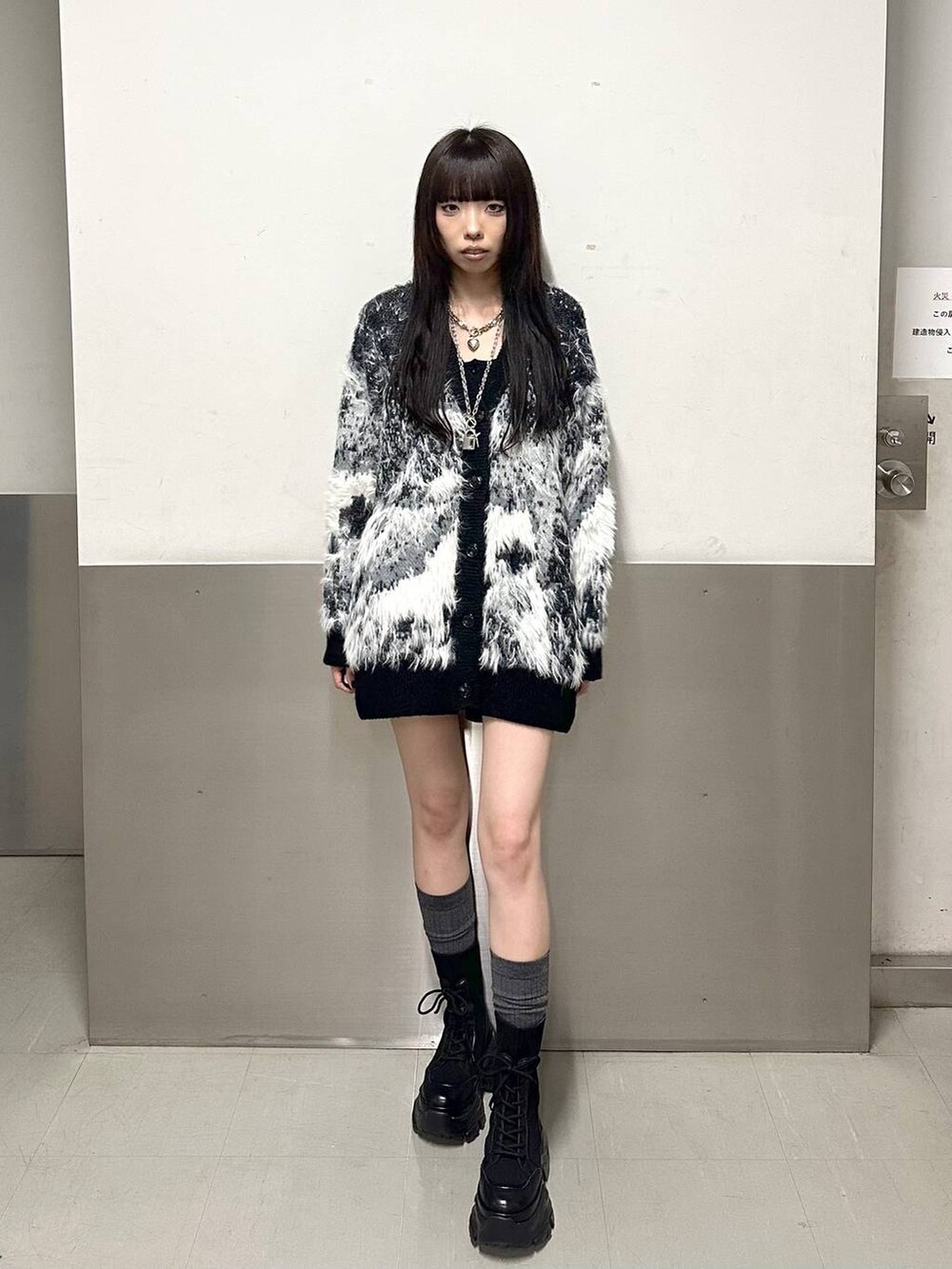 ブラック系のブーツ、ブラック系のカーディガン/ボレロ、ブラック系のその他パンツを着用したレディースの秋コーディネートの2枚目の写真