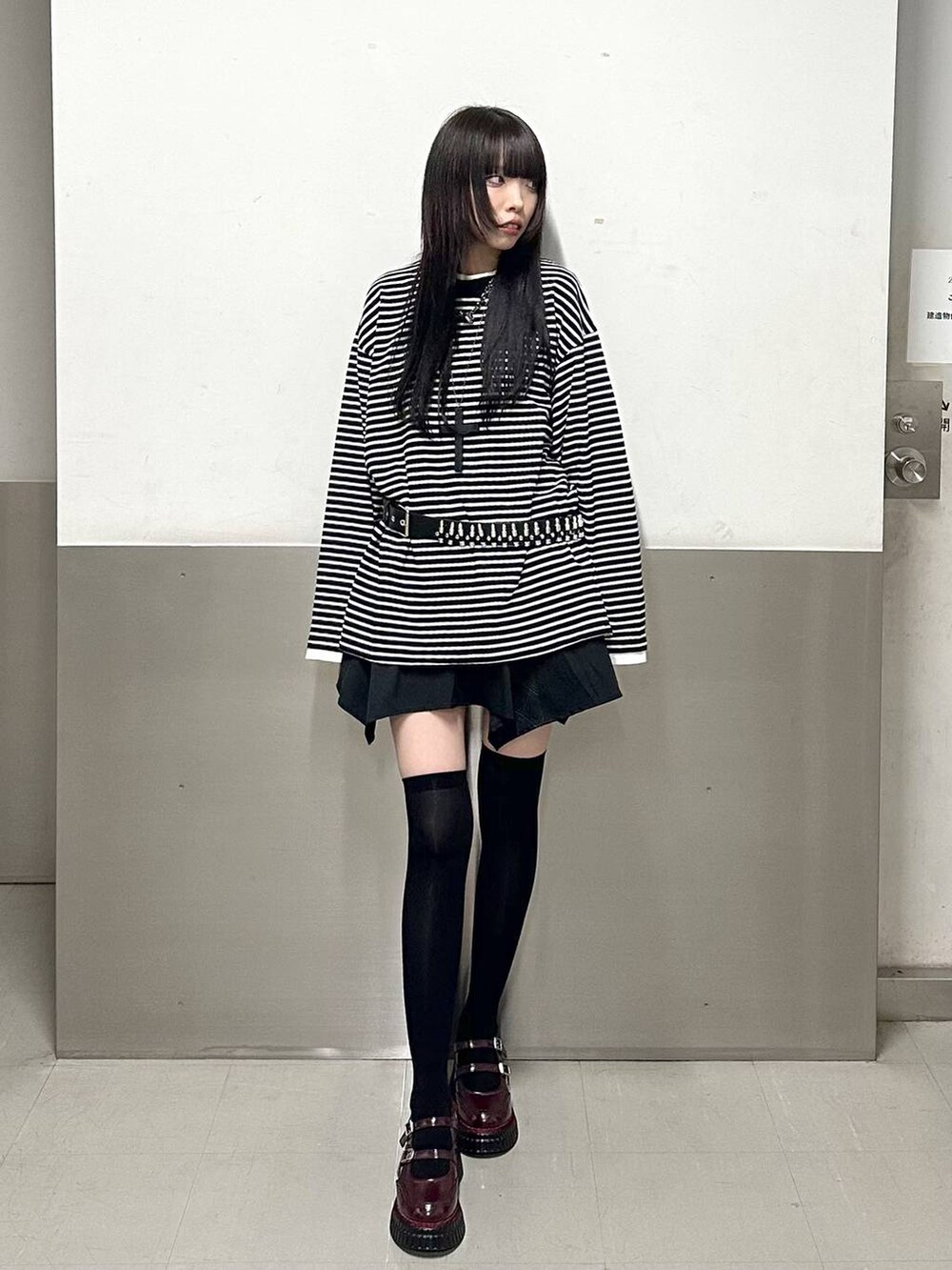 レッド系のドレスシューズ、ブラック系のTシャツ/カットソー、ブラック系のスカートを着用したレディースの秋コーディネートの2枚目の写真