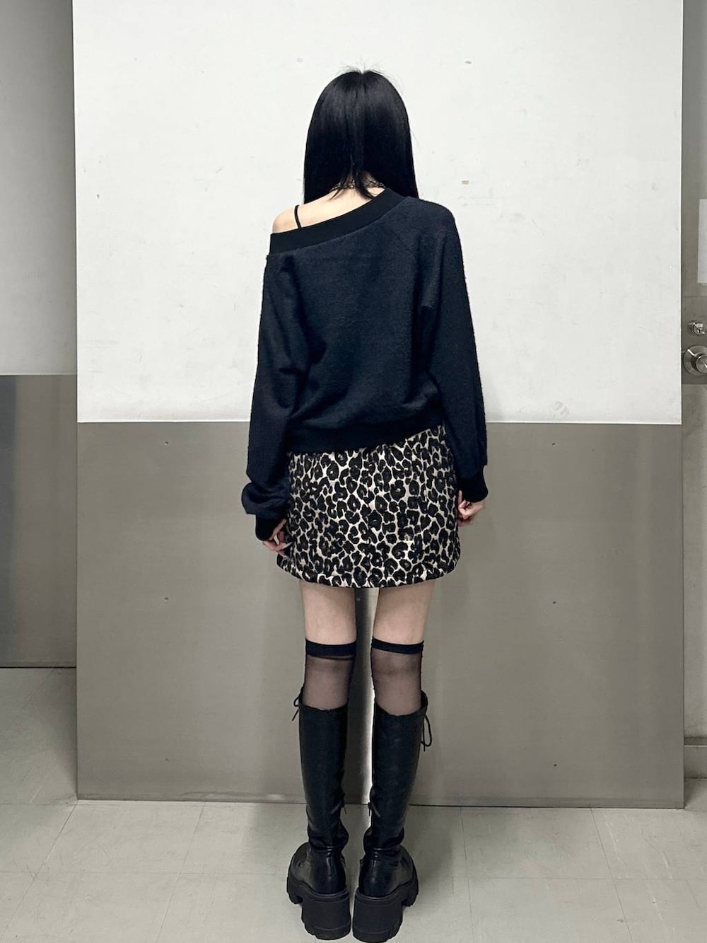 ブラウン系のスカート、ブラック系のスウェット、ブラック系のネックレスを着用したレディースの冬コーディネートの4枚目の写真